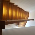 Schody dębowe na konstrukcji drewnianej z podświetleniem LED