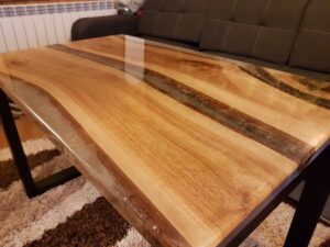 Stolik kawowy z orzecha i żywicy epoksydowej